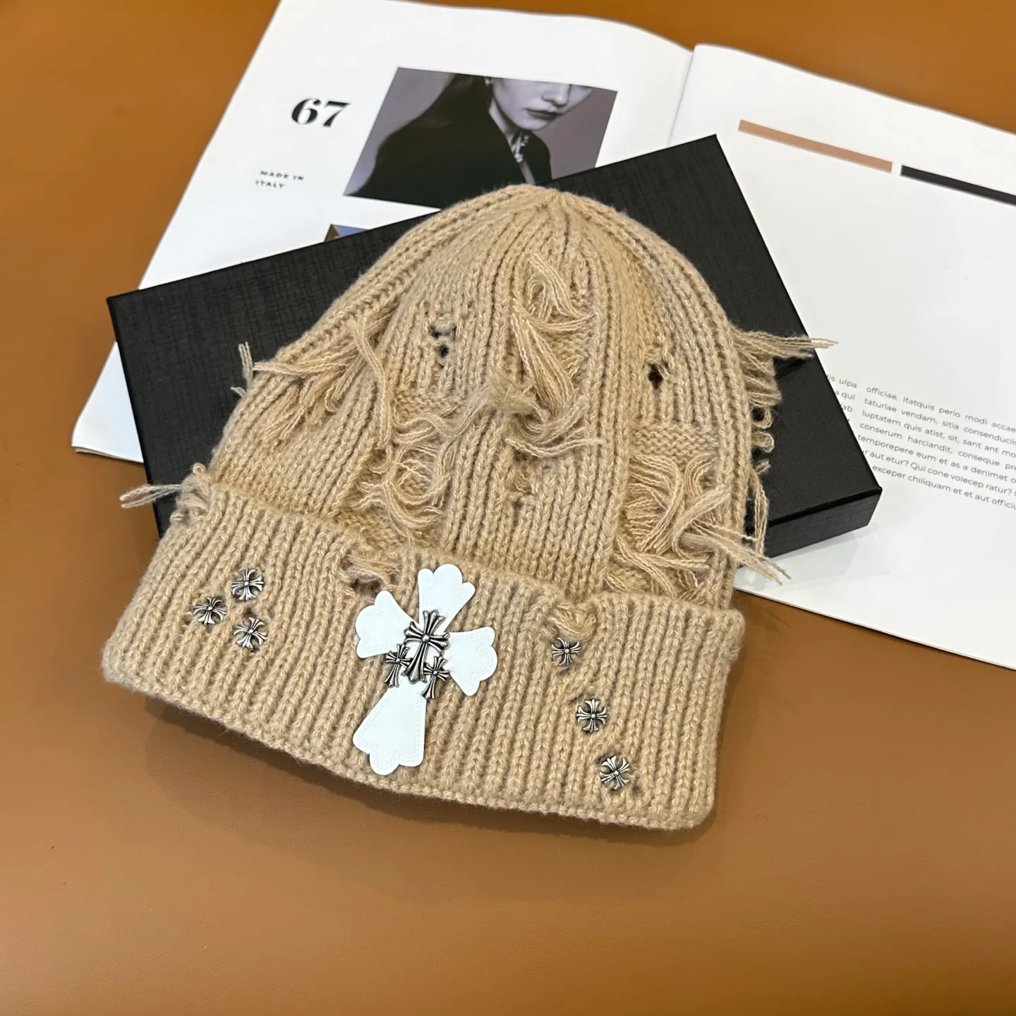 P60 🤍Chrome hearts new autumn and winter cross knitted hat🧶 One of the must-have hats in autumn and winter~ It really looks good on whoever wears it~, it is also a perfect match in black and white and gray in autumn~